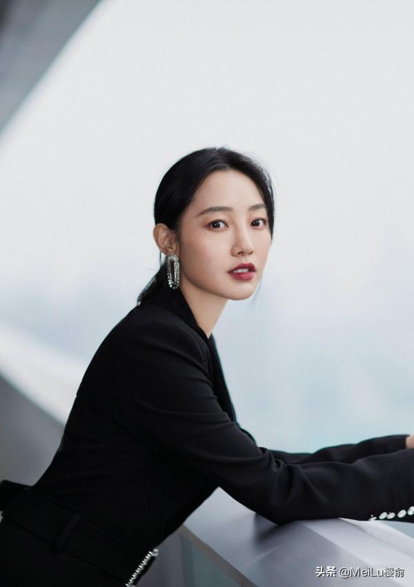 白百何自信的笑容真美，氣質靈動，迷人有魅力