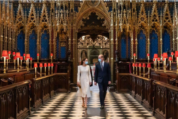 威廉王子肯辛頓宮接待客人,毛衫配牛仔褲彰顯成熟男人韻味,帥氣 威廉王子肯辛頓宮接待客人,毛衫配牛仔褲彰顯成熟男人韻味,帥氣