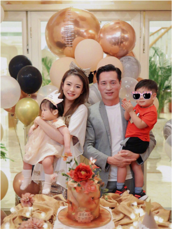 安以軒嫁入豪門徹底開掛！41歲生日被老公獨寵，穿真絲裙太少女