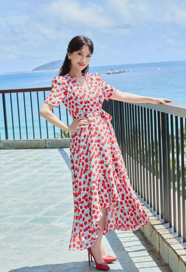 68歲的趙雅芝真凍齡,穿蘋果裙,配櫻桃耳環,宛如28歲年輕小姑娘 68歲的趙雅芝真凍齡,穿蘋果裙,配櫻桃耳環,宛如28歲年輕小姑娘