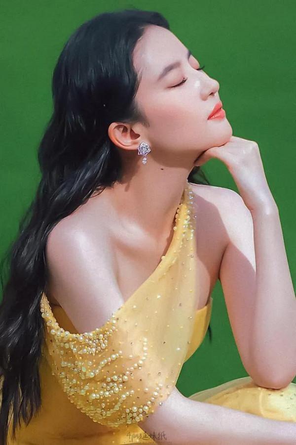 劉亦菲穿一襲黃裙，仙氣滿滿，宛若畫報裡的公主