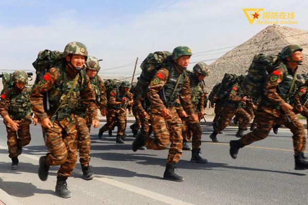 直擊武警某部特戰隊員冬季大練兵現場