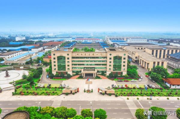 劍南春 巔峰時期號稱“茅五劍”三分天下，因內部腐敗上市遙遙無期