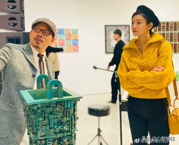 陳妍希的穿搭太有少女感了！黃色翻領毛衣搭配貝雷帽，俏皮又甜美