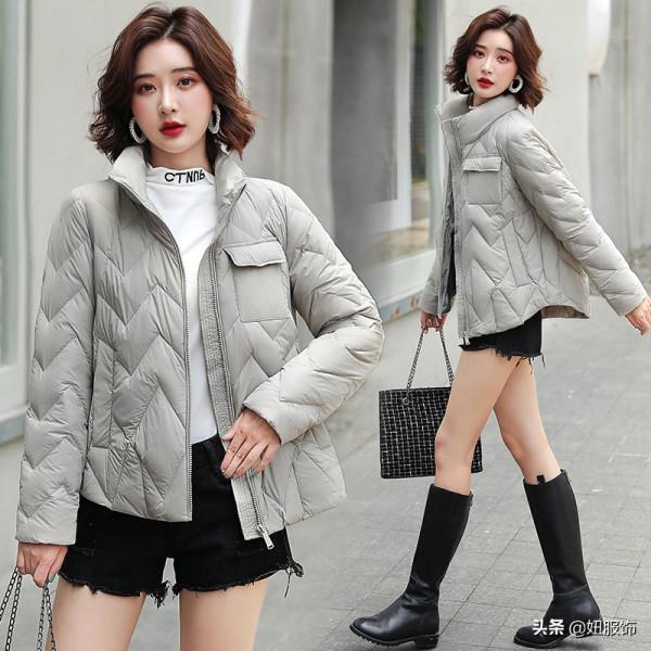 看看這幾款短款立領白鴨絨羽絨服，搭配短褲+長筒靴，高階又時髦