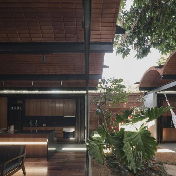 手工壓制磚與木材構築而成的自宅 &sol; Equipo de Arquitectura