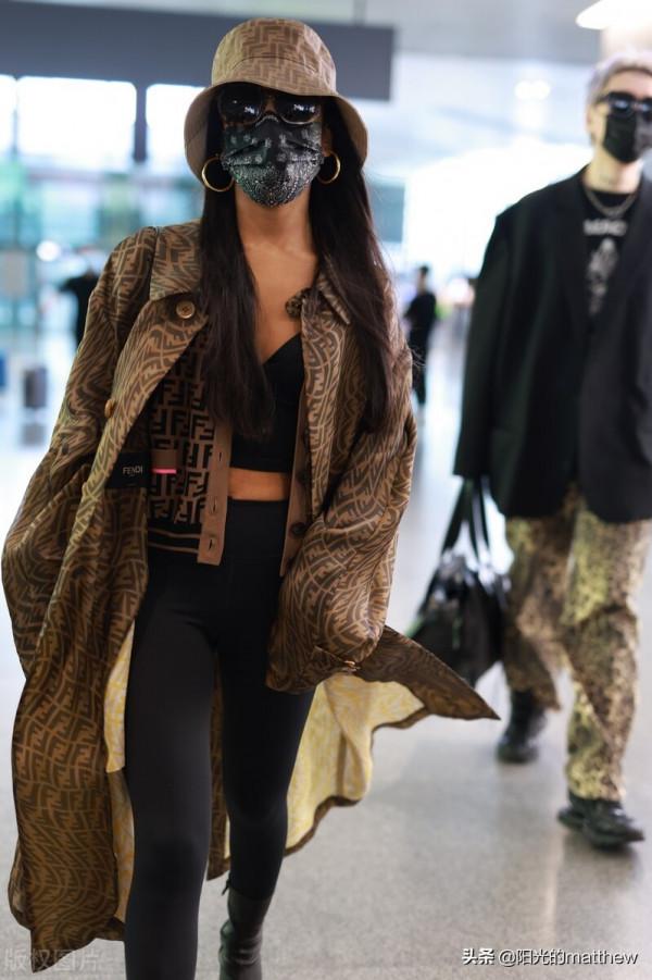 吉克雋逸身穿印花風衣搭緊身褲時尚大氣，獨自走在機場範兒十足