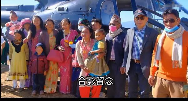 尼泊爾的大富豪開直升飛機回老家，見人給一百，漲見識了