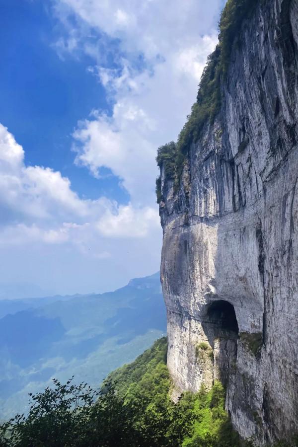 神奇!重慶深山發現一個巨洞,天上掉落一塊巨石,神似佛像 神奇!重慶深山發現一個巨洞,天上掉落一塊巨石,神似佛像