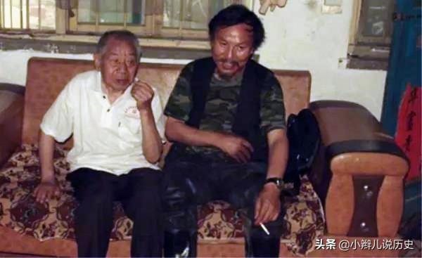 1947年他揹著戰友跳崖自盡，30年後死而復生，晚年被國家主席接見