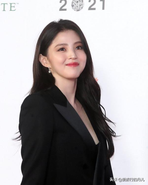 撞臉宋慧喬的韓國女星韓素希，一襲黑色西服裙盡顯幹練優雅的氣質