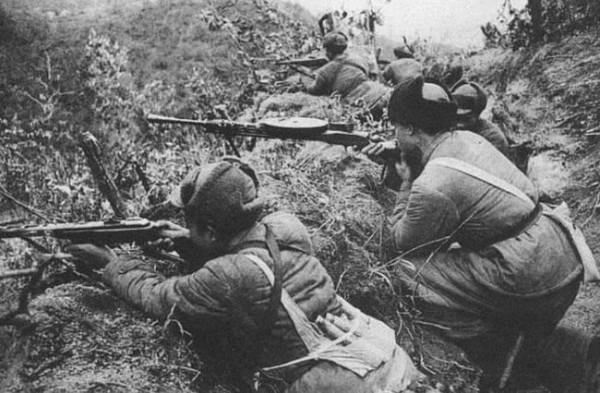 1951年彭德懷與主席臥房密談，周總理帶頭拍板，扭轉抗美援朝戰局