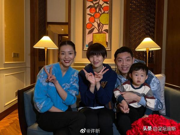 許昕攜漂亮媳婦拜年，手拿糖葫蘆！姚彥笑容甜美，子女雙全太幸福