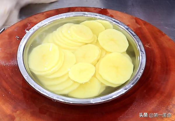 比烤肉還好吃的孜然土豆片，香辣軟糯，開胃又下飯，一盤不夠吃