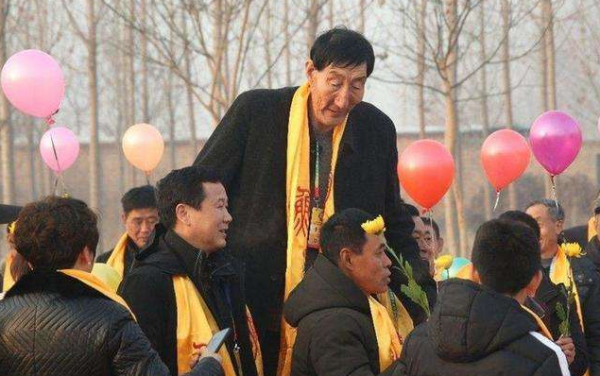 “中國巨人”鮑喜順，不顧醫生勸阻，57歲生下兒子，如今怎樣了？