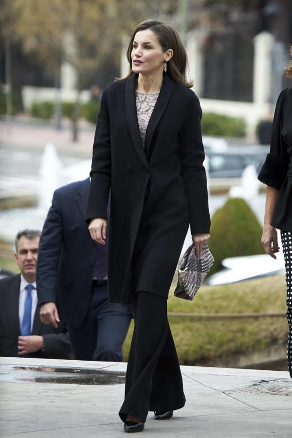 降溫怎麼穿搭?西班牙王后抗凍有一套,時尚並不意味著一定露腿 降溫怎麼穿搭?西班牙王后抗凍有一套,時尚並不意味著一定露腿