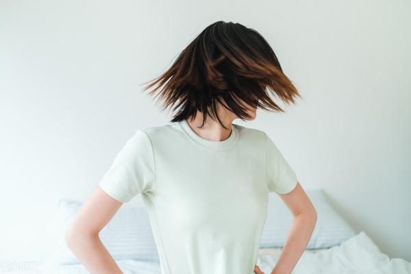 年輕小夥“甩頭”過猛，脖子鼓起一個“包”，血管差點破裂