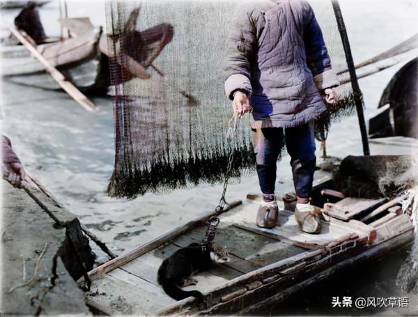 1911年2月的湖北宜昌,漁民用水獺捕魚,巨大的墓碑令人震撼 1911年2月的湖北宜昌,漁民用水獺捕魚,巨大的墓碑令人震撼