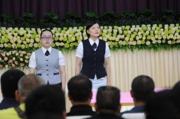 不能用手直接觸控身體，入殮師：與鬼神無關，即便是親人也不可以