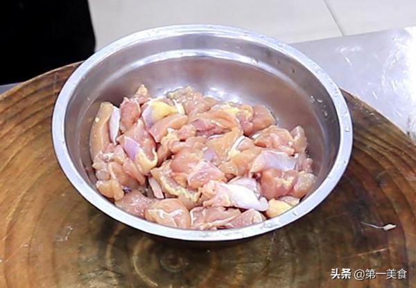 用2個雞腿，跟廚師長學做醬爆雞丁，鮮嫩滑口，醬香濃郁，真下飯