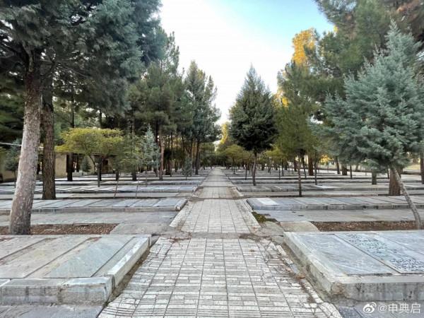 伊朗加茲溫的墓地，墓碑是嵌在地上的，與多數國家立著的墓碑不同