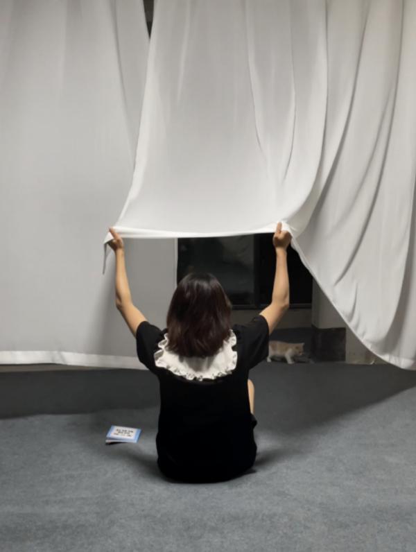 入住毛坯房的“90後”女孩：沒錢裝修，但用千元護膚品是我的自由