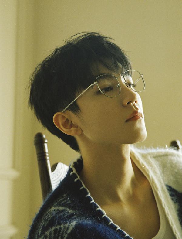 王俊凱執筆著墨變多才小畫家 留劉海戴眼鏡文藝範吸睛