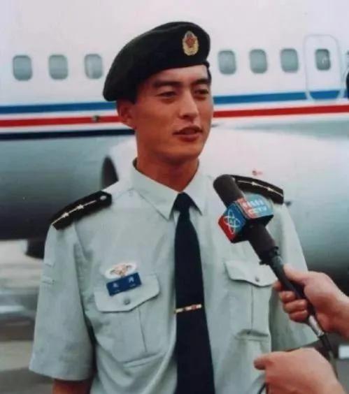 香港迴歸當晚，升旗手朱濤：鼻裡塞棉花，血往嘴裡吸