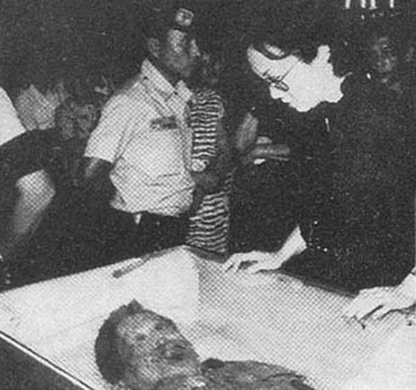 1983年阿基諾遇刺,下葬前仍穿著血衣,因腦部中彈面容顯得不完整 1983年阿基諾遇刺,下葬前仍穿著血衣,因腦部中彈面容顯得不完整