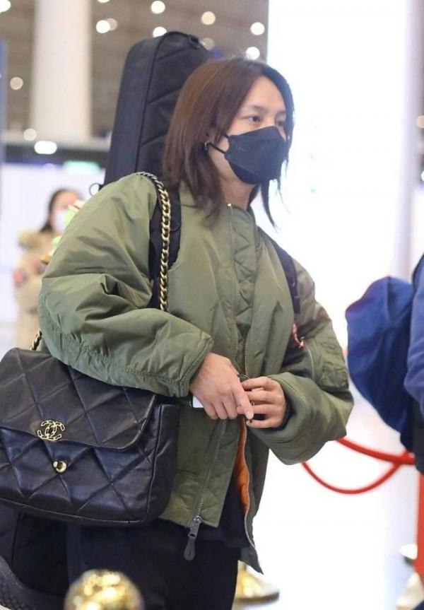 尹正造型雷人，留長髮戴耳環背女性包：我們真的迎來了穿衣自由嗎