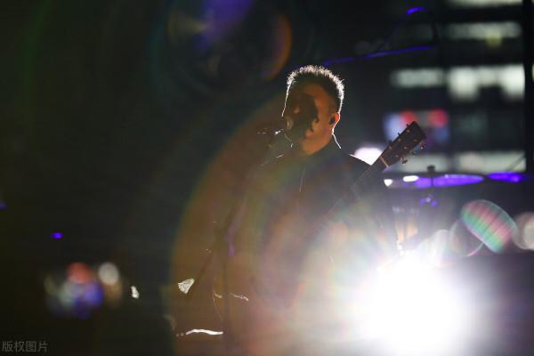 30歲後,聽懂許巍的歌,才會學著與這個世界和解 30歲後,聽懂許巍的歌,才會學著與這個世界和解