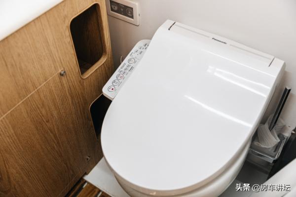 228&period;8w碳纖維交期長&quest;選141&period;8w的玻璃鋼&comma;除車身以外所有配置都一樣