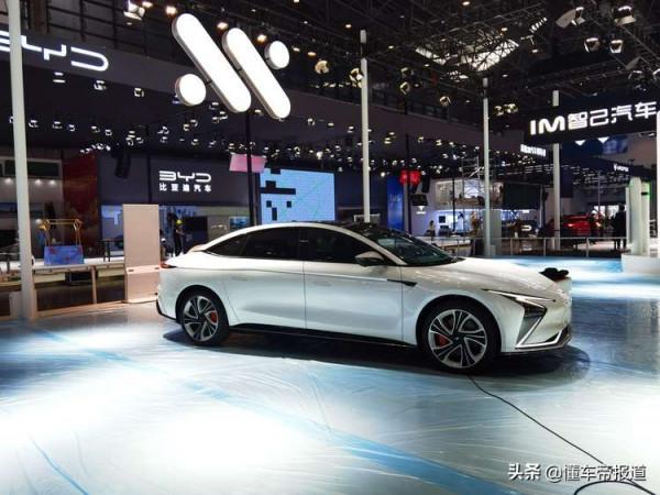 探館｜3.9秒加速破百，軸距3.1米，智己L7亮相海口車展