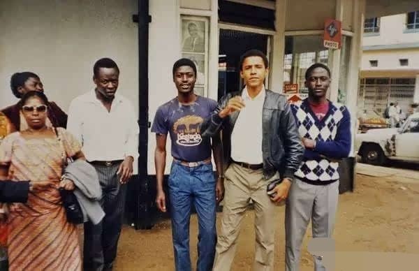 奧巴馬第一次回非洲老家:幫祖母扛大米,和兄弟坐在村頭喝酒 奧巴馬第一次回非洲老家:幫祖母扛大米,和兄弟坐在村頭喝酒