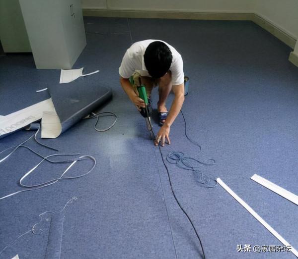 地板膠的安裝，2大步驟就能完成，但是要注意其中的8點