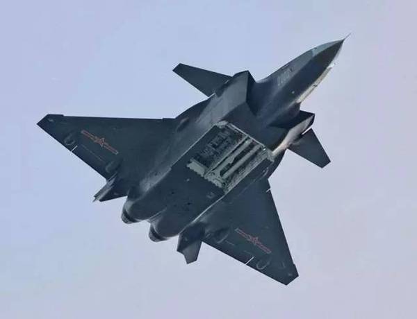 雙座版殲20刷爆軍圈，五代機為什麼安排兩個駕駛員？