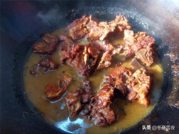 冬季饞肉就吃它，同樣是骨頭，比排骨便宜，吃著有樂趣，越啃越香