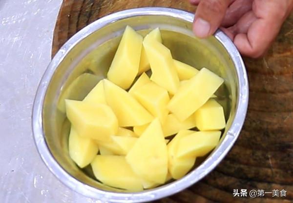 廚師長分享土豆燉雞家常做法，不焯水直接炒，鮮嫩入味，香辣下飯