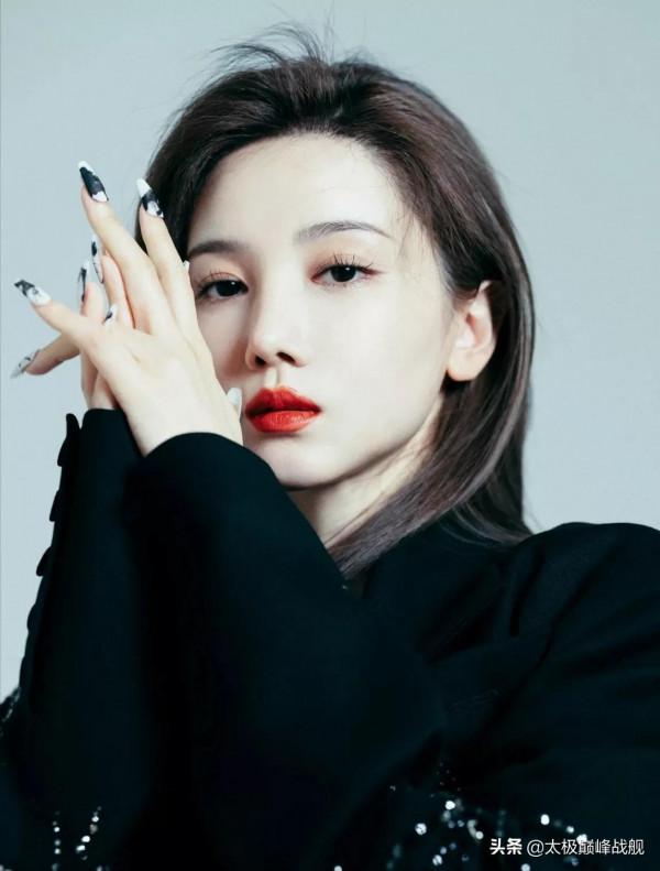 紜，一個美人胚，正正經經一個大美人了