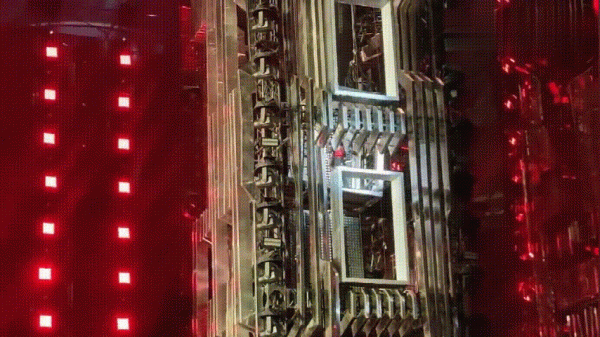 張傑受傷仍參演話劇6小時，妻子謝娜與好友何炅黃磊在臺下觀看