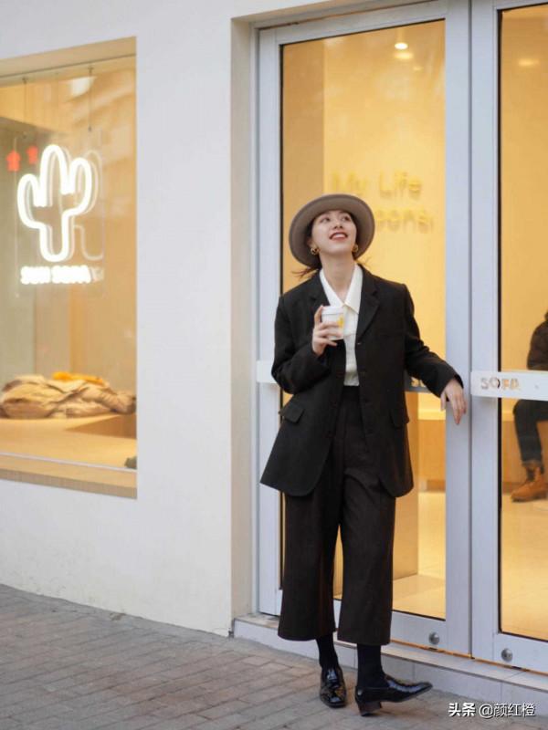 今年火了一種穿法叫“西服套裝+羽絨服”，幹練利落又實用，太美