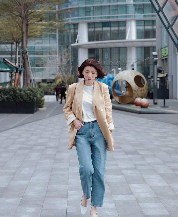 這才是中年女人最好看的春裝搭配！時尚減齡又顯瘦，舒服又接地氣