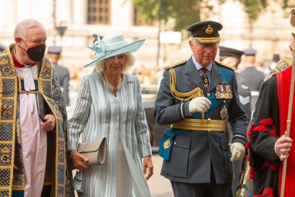 74歲卡米拉穿淡藍色現身，戴藍色梵克雅寶手鍊，秋天裡的一抹清爽