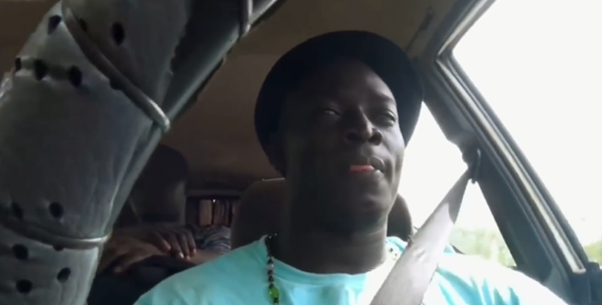 非洲堵車有多嚴重？收費站至少堵10天，公交車可以直接插隊走