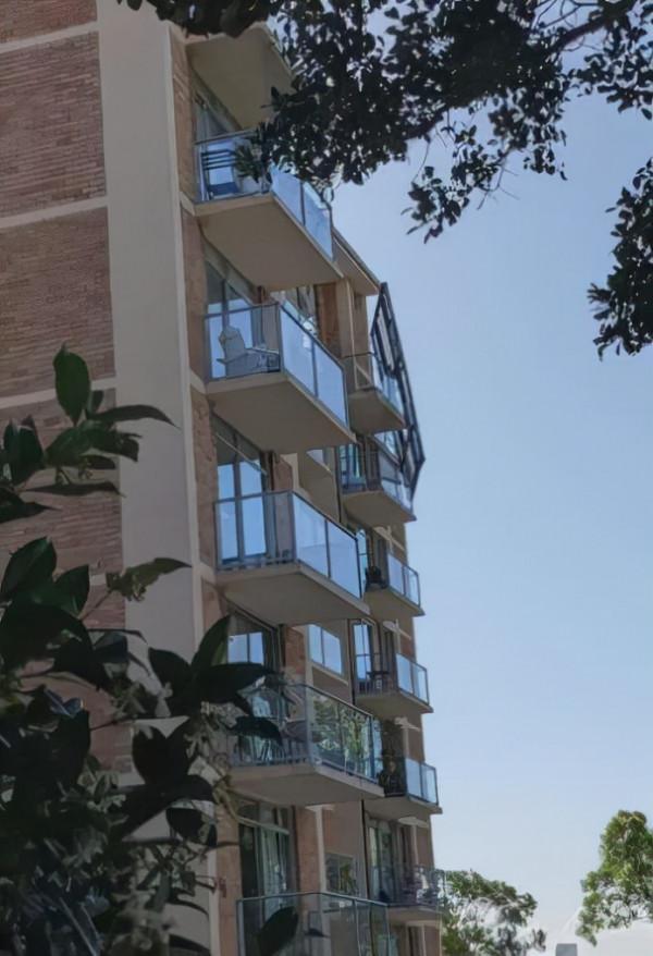 悉尼一夜降溫,狂風來襲,公寓樓的玻璃窗都被吹飛,好危險 悉尼一夜降溫,狂風來襲,公寓樓的玻璃窗都被吹飛,好危險