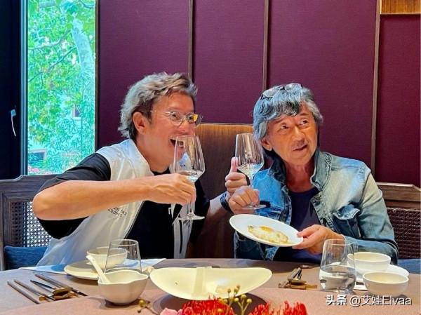 林子祥真會打扮，74歲穿毛衣喇叭褲趕機，古稀之年挎包打招呼太帥