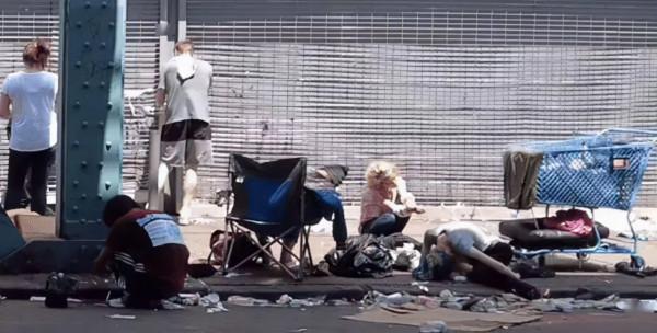 美國疏於毒品管控，費城街頭“喪屍”遍地，恐要變成另一個墨西哥