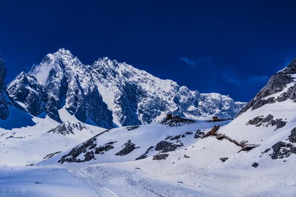 雪山高几何，矗在天表
