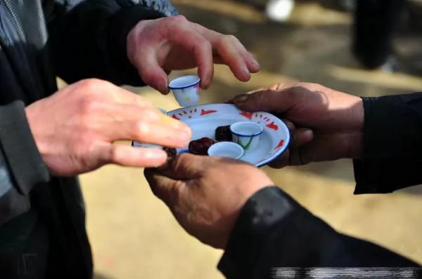 遊客吐槽青海人敬酒：為啥只讓我喝你卻不喝？知道真相後紛紛稱讚