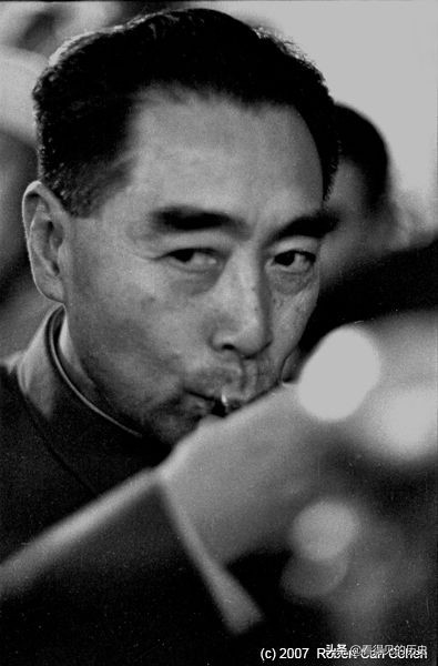 老照片 1957年美國攝影師鏡頭下的周總理 挺帥的一個人